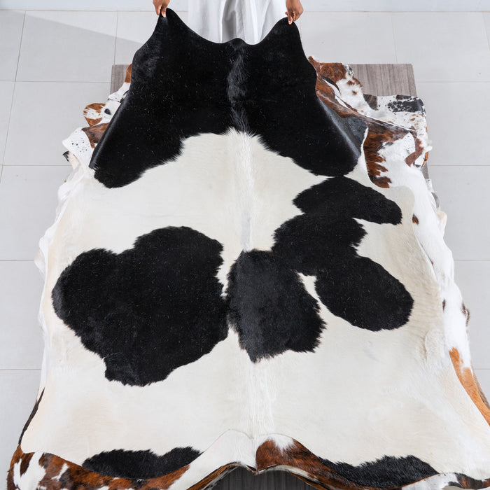 Black and White Cowhide Rug Size 6'9" L x 6'9" W 5409