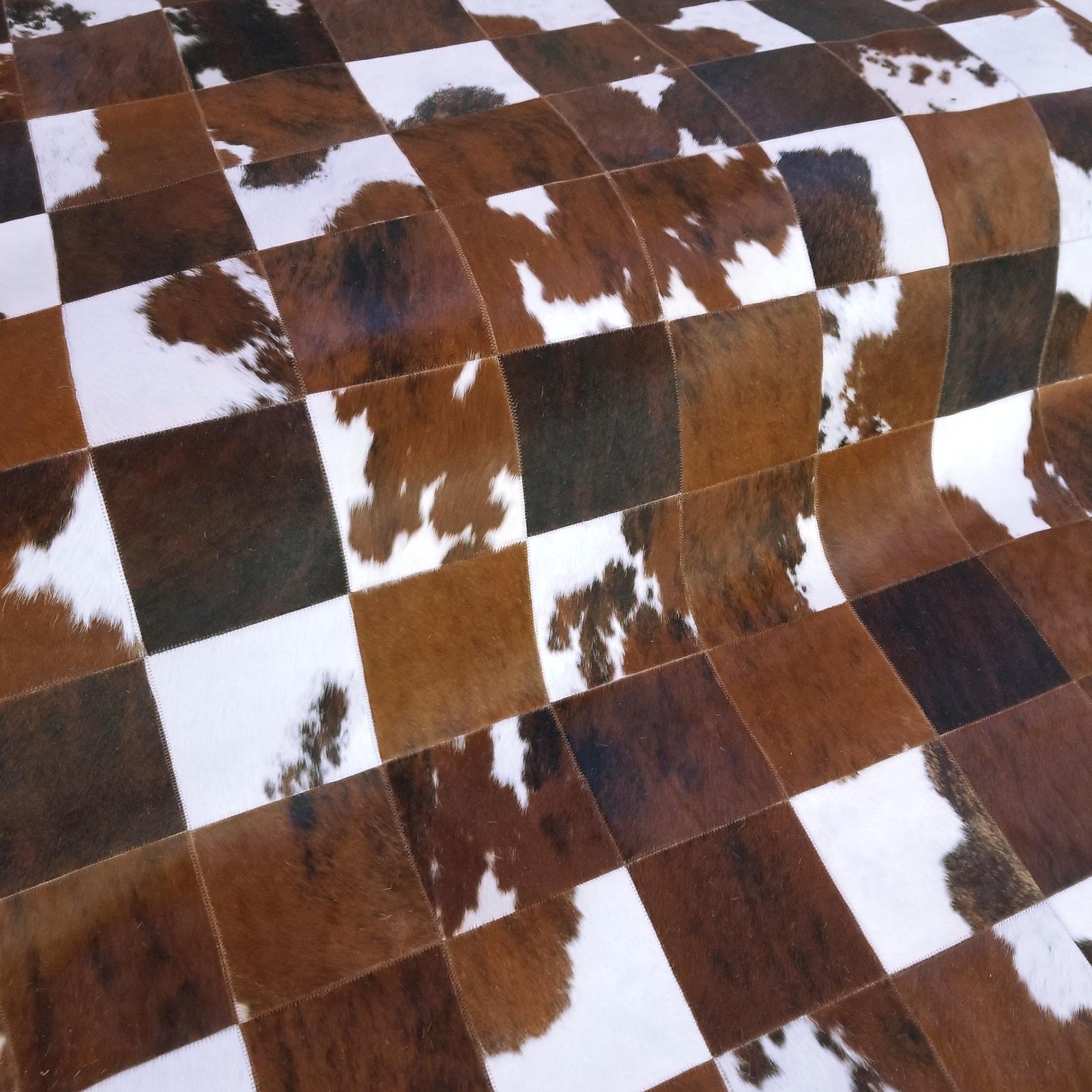 Cowhide Patchwork Rug Round Retro Cow Patchwork Tricolor Brown, Black and White high quality Cow Handmade Area Rug | Tapis patchwork en peau de vache